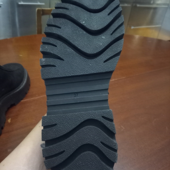 H&M Black Winter Boots with Shearling Lining - Picture 5 of 5